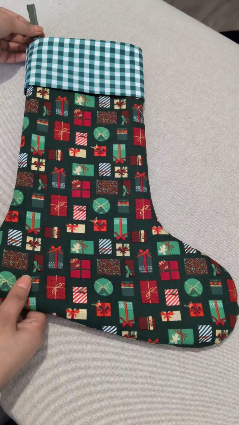 Chaussette de Noël DIY : tutoriel couture complet étape par étape (avec patron fait maison), Chaussette de Noël faite main, couture DIY, tissu coton à motif de Noël, doublure matelassée, décoration festive, revers plié, boucle d’accrochage, saruimagine, blog couture, blog, couture chaussette de Noël, création de Noël, Noël, fin Nöel, tuto, tuto nöel