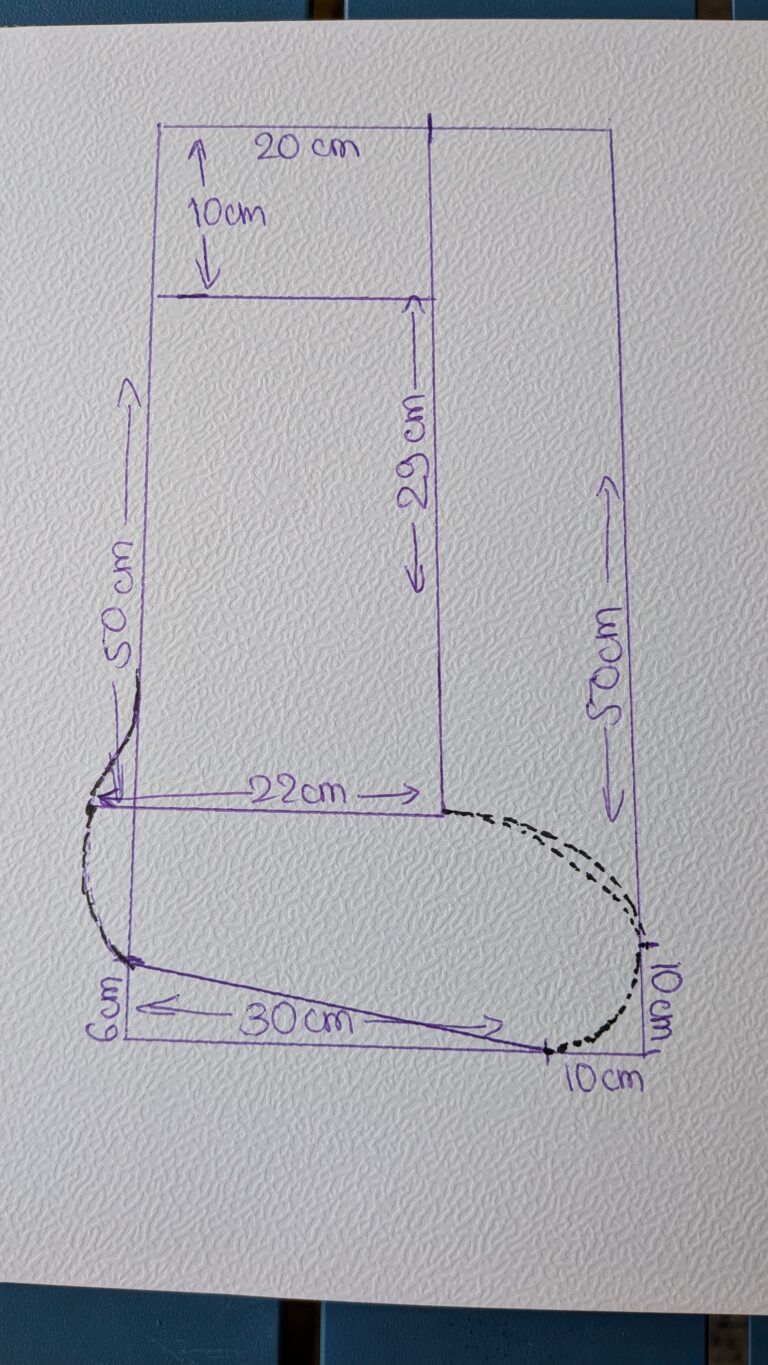 Chaussette de Noël DIY : tutoriel couture complet étape par étape (avec patron fait maison), Chaussette de Noël faite main, couture DIY, tissu coton à motif de Noël, doublure matelassée, décoration festive, revers plié, boucle d’accrochage, saruimagine, blog couture, blog, couture chaussette de Noël, création de Noël, Noël, fin Nöel, tuto, tuto nöel