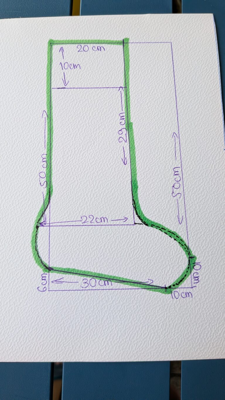 Chaussette de Noël DIY : tutoriel couture complet étape par étape (avec patron fait maison), Chaussette de Noël faite main, couture DIY, tissu coton à motif de Noël, doublure matelassée, décoration festive, revers plié, boucle d’accrochage, saruimagine, blog couture, blog, couture chaussette de Noël, création de Noël, Noël, fin Nöel, tuto, tuto nöel