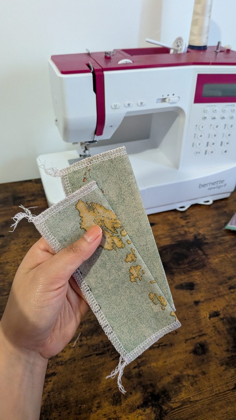 Coudre un protège-passeport en tissu : tutoriel couture simple et durable, saruimagine, tuto couture, diy,Protège-passeport en tissu fini avec poches intérieures et couture propre, Protège-passeport fait main en coton avec doublure et entoilage léger, Accessoire de voyage protège-passeport cousu maison avec finition soignée, Protège-passeport plié montrant les poches intérieures pratiques, Protège-passeport tissu coloré avec couture surpiquée et angles bien formés