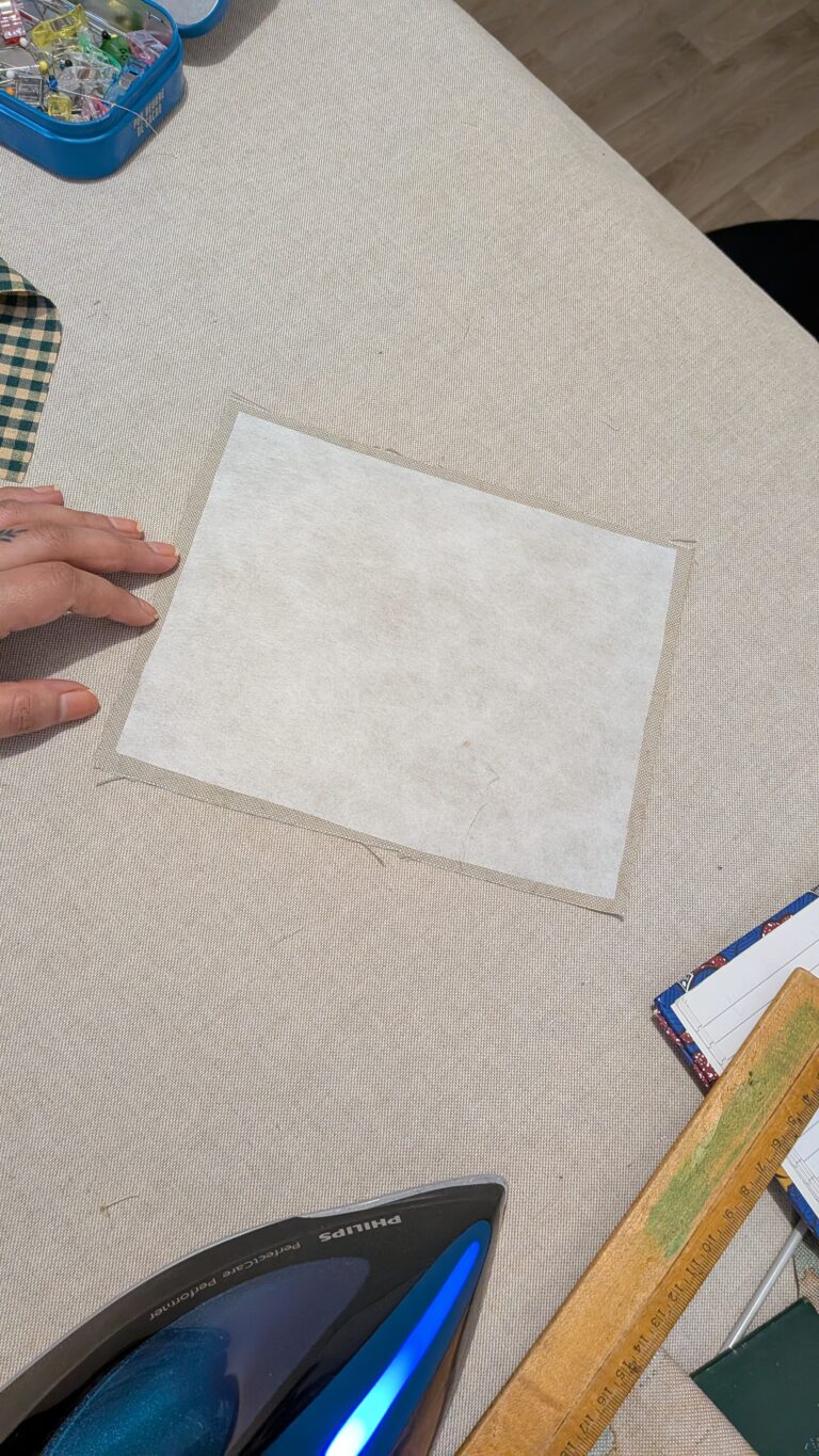 Coudre un protège-passeport en tissu : tutoriel couture simple et durable, saruimagine, tuto couture, diy,Protège-passeport en tissu fini avec poches intérieures et couture propre, Protège-passeport fait main en coton avec doublure et entoilage léger, Accessoire de voyage protège-passeport cousu maison avec finition soignée, Protège-passeport plié montrant les poches intérieures pratiques, Protège-passeport tissu coloré avec couture surpiquée et angles bien formés