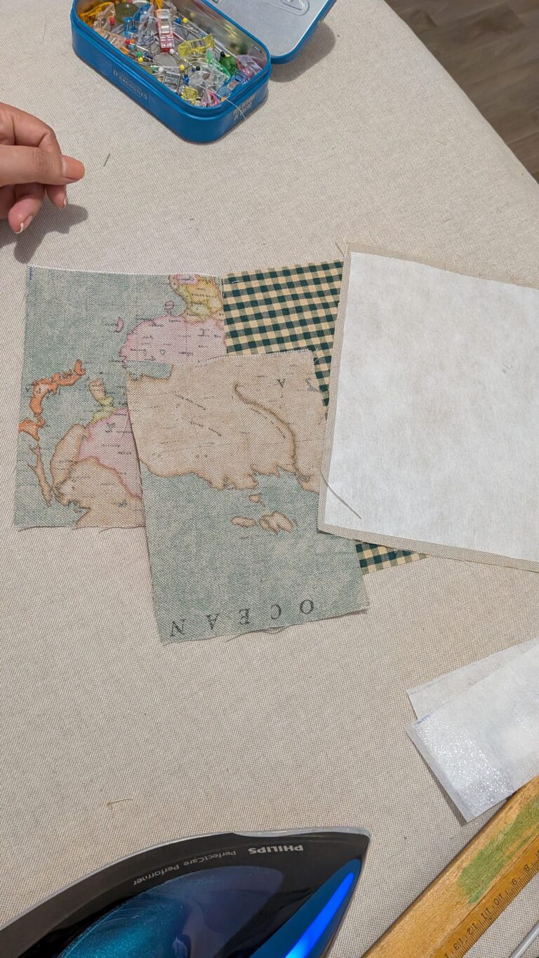 Coudre un protège-passeport en tissu : tutoriel couture simple et durable, saruimagine, tuto couture, diy,Protège-passeport en tissu fini avec poches intérieures et couture propre, Protège-passeport fait main en coton avec doublure et entoilage léger, Accessoire de voyage protège-passeport cousu maison avec finition soignée, Protège-passeport plié montrant les poches intérieures pratiques, Protège-passeport tissu coloré avec couture surpiquée et angles bien formés