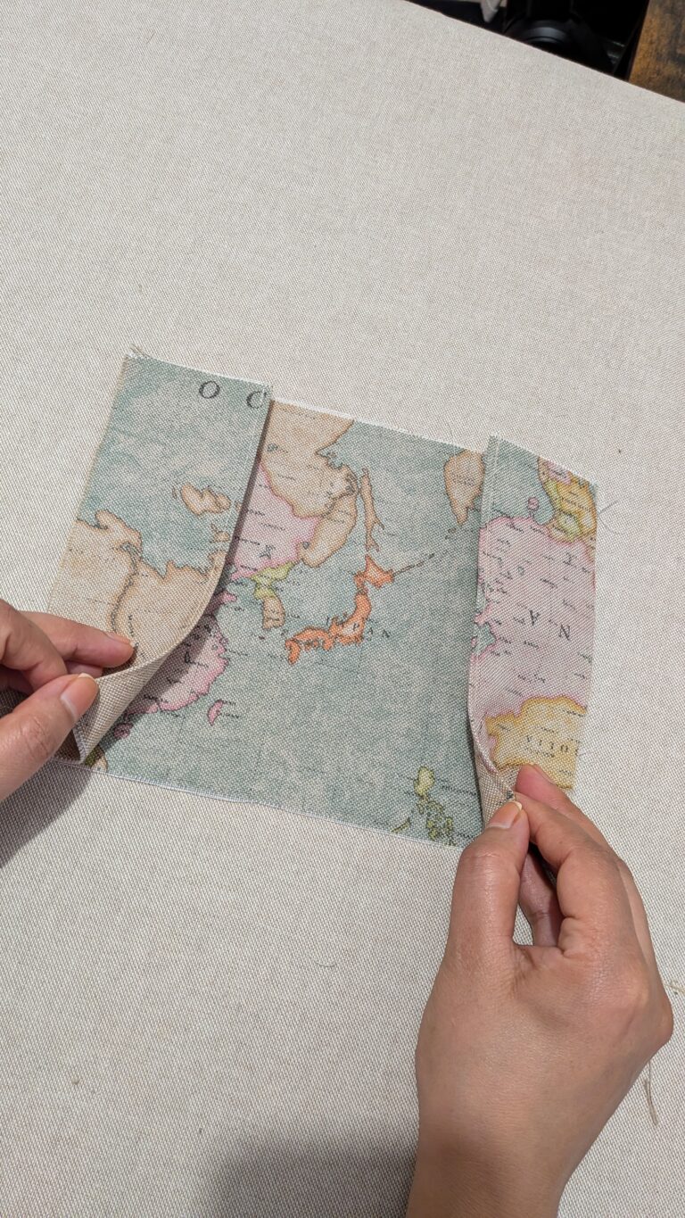 Coudre un protège-passeport en tissu : tutoriel couture simple et durable, saruimagine, tuto couture, diy,Protège-passeport en tissu fini avec poches intérieures et couture propre, Protège-passeport fait main en coton avec doublure et entoilage léger, Accessoire de voyage protège-passeport cousu maison avec finition soignée, Protège-passeport plié montrant les poches intérieures pratiques, Protège-passeport tissu coloré avec couture surpiquée et angles bien formés