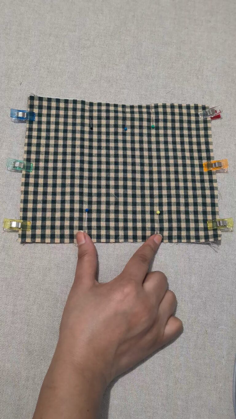 Coudre un protège-passeport en tissu : tutoriel couture simple et durable, saruimagine, tuto couture, diy,Protège-passeport en tissu fini avec poches intérieures et couture propre, Protège-passeport fait main en coton avec doublure et entoilage léger, Accessoire de voyage protège-passeport cousu maison avec finition soignée, Protège-passeport plié montrant les poches intérieures pratiques, Protège-passeport tissu coloré avec couture surpiquée et angles bien formés