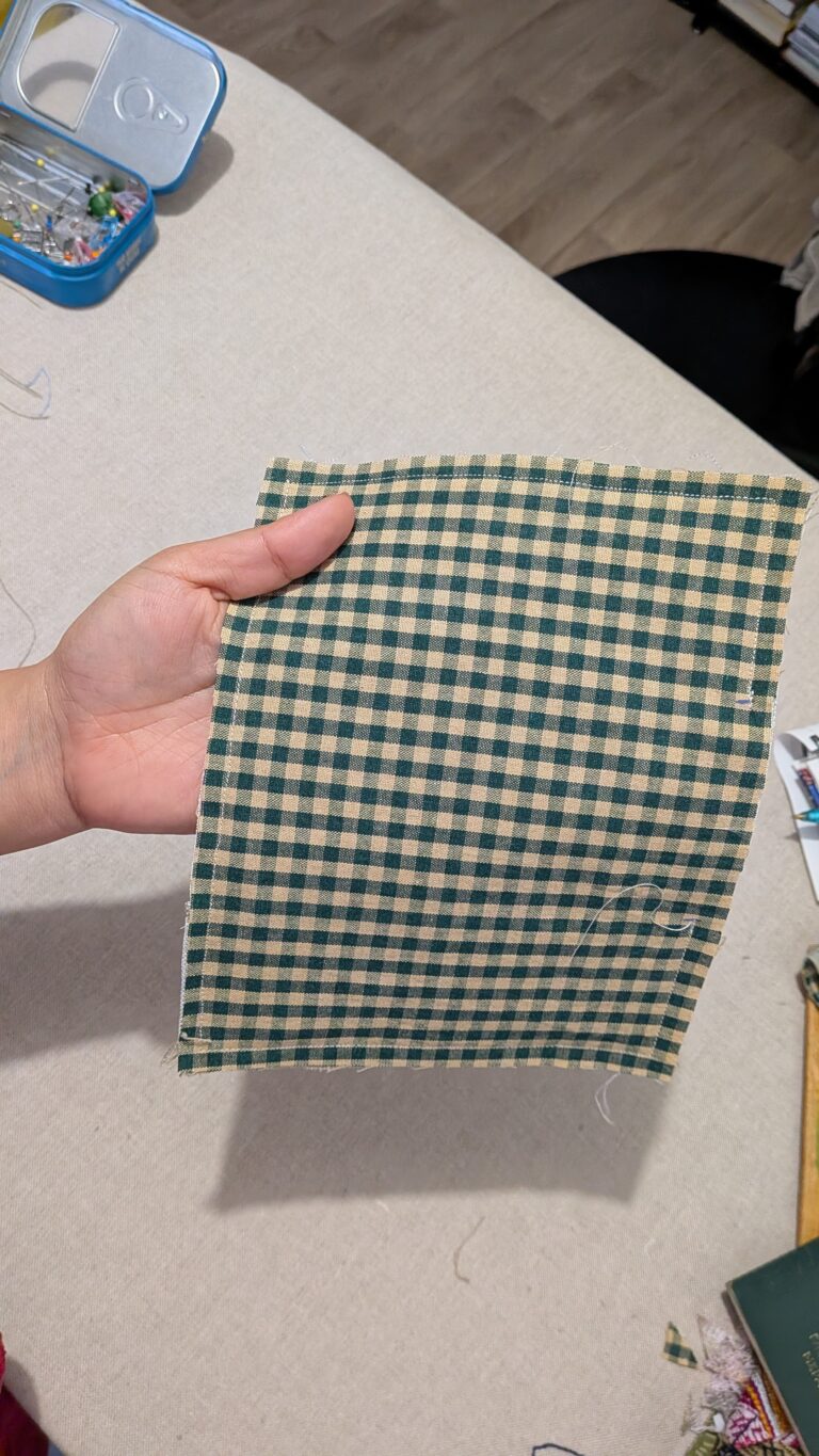 Coudre un protège-passeport en tissu : tutoriel couture simple et durable, saruimagine, tuto couture, diy,Protège-passeport en tissu fini avec poches intérieures et couture propre, Protège-passeport fait main en coton avec doublure et entoilage léger, Accessoire de voyage protège-passeport cousu maison avec finition soignée, Protège-passeport plié montrant les poches intérieures pratiques, Protège-passeport tissu coloré avec couture surpiquée et angles bien formés