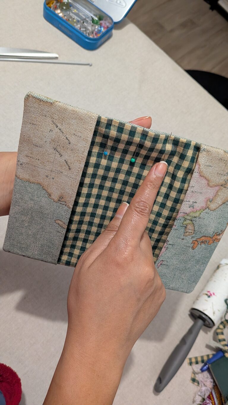 Coudre un protège-passeport en tissu : tutoriel couture simple et durable, saruimagine, tuto couture, diy,Protège-passeport en tissu fini avec poches intérieures et couture propre, Protège-passeport fait main en coton avec doublure et entoilage léger, Accessoire de voyage protège-passeport cousu maison avec finition soignée, Protège-passeport plié montrant les poches intérieures pratiques, Protège-passeport tissu coloré avec couture surpiquée et angles bien formés