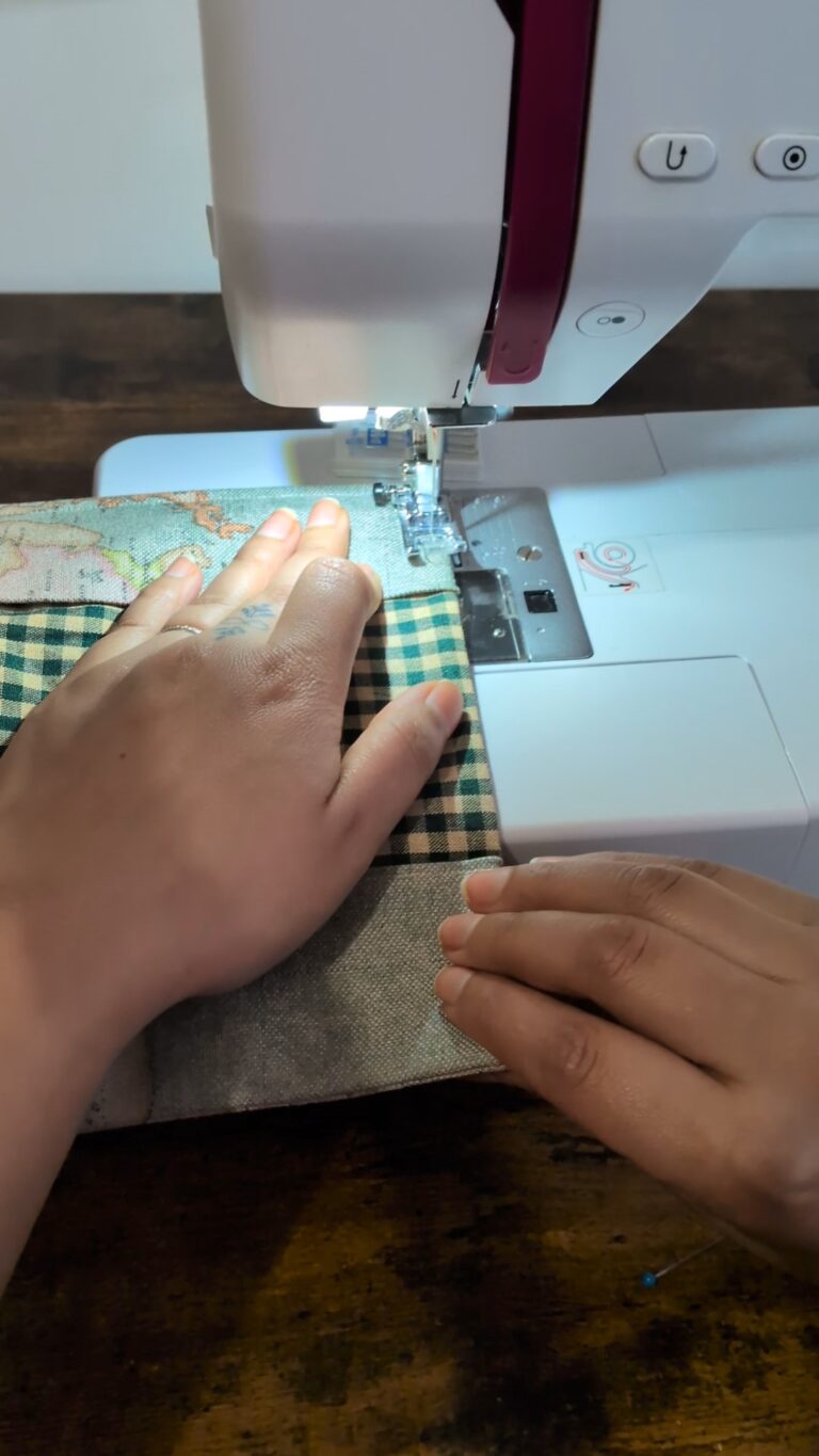 Coudre un protège-passeport en tissu : tutoriel couture simple et durable, saruimagine, tuto couture, diy,Protège-passeport en tissu fini avec poches intérieures et couture propre, Protège-passeport fait main en coton avec doublure et entoilage léger, Accessoire de voyage protège-passeport cousu maison avec finition soignée, Protège-passeport plié montrant les poches intérieures pratiques, Protège-passeport tissu coloré avec couture surpiquée et angles bien formés