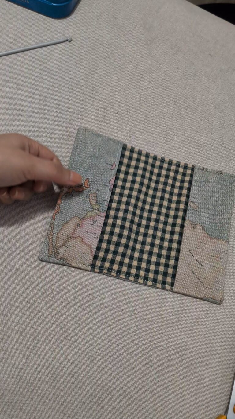 Coudre un protège-passeport en tissu : tutoriel couture simple et durable, saruimagine, tuto couture, diy,Protège-passeport en tissu fini avec poches intérieures et couture propre, Protège-passeport fait main en coton avec doublure et entoilage léger, Accessoire de voyage protège-passeport cousu maison avec finition soignée, Protège-passeport plié montrant les poches intérieures pratiques, Protège-passeport tissu coloré avec couture surpiquée et angles bien formés