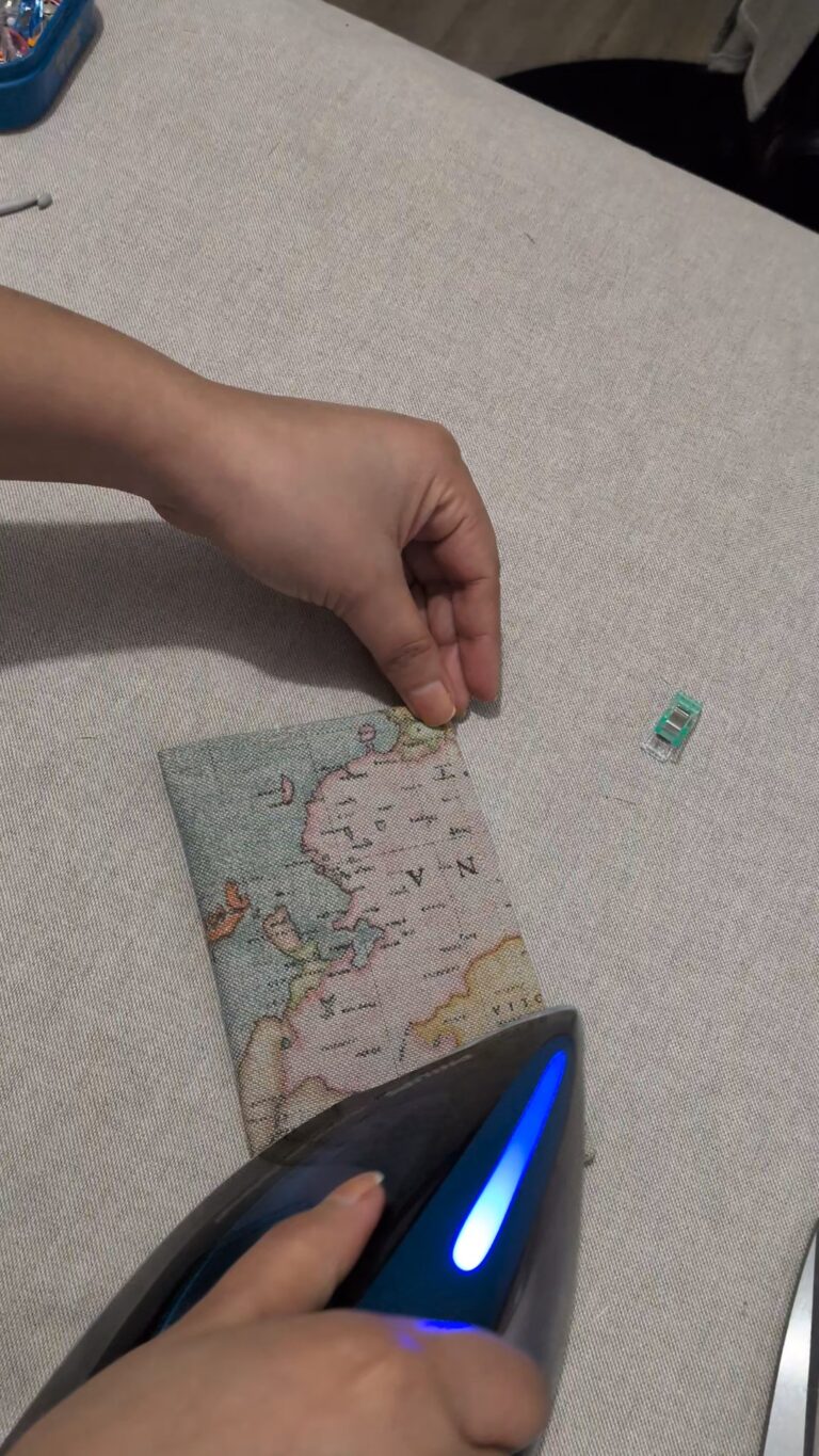 Coudre un protège-passeport en tissu : tutoriel couture simple et durable, saruimagine, tuto couture, diy,Protège-passeport en tissu fini avec poches intérieures et couture propre, Protège-passeport fait main en coton avec doublure et entoilage léger, Accessoire de voyage protège-passeport cousu maison avec finition soignée, Protège-passeport plié montrant les poches intérieures pratiques, Protège-passeport tissu coloré avec couture surpiquée et angles bien formés