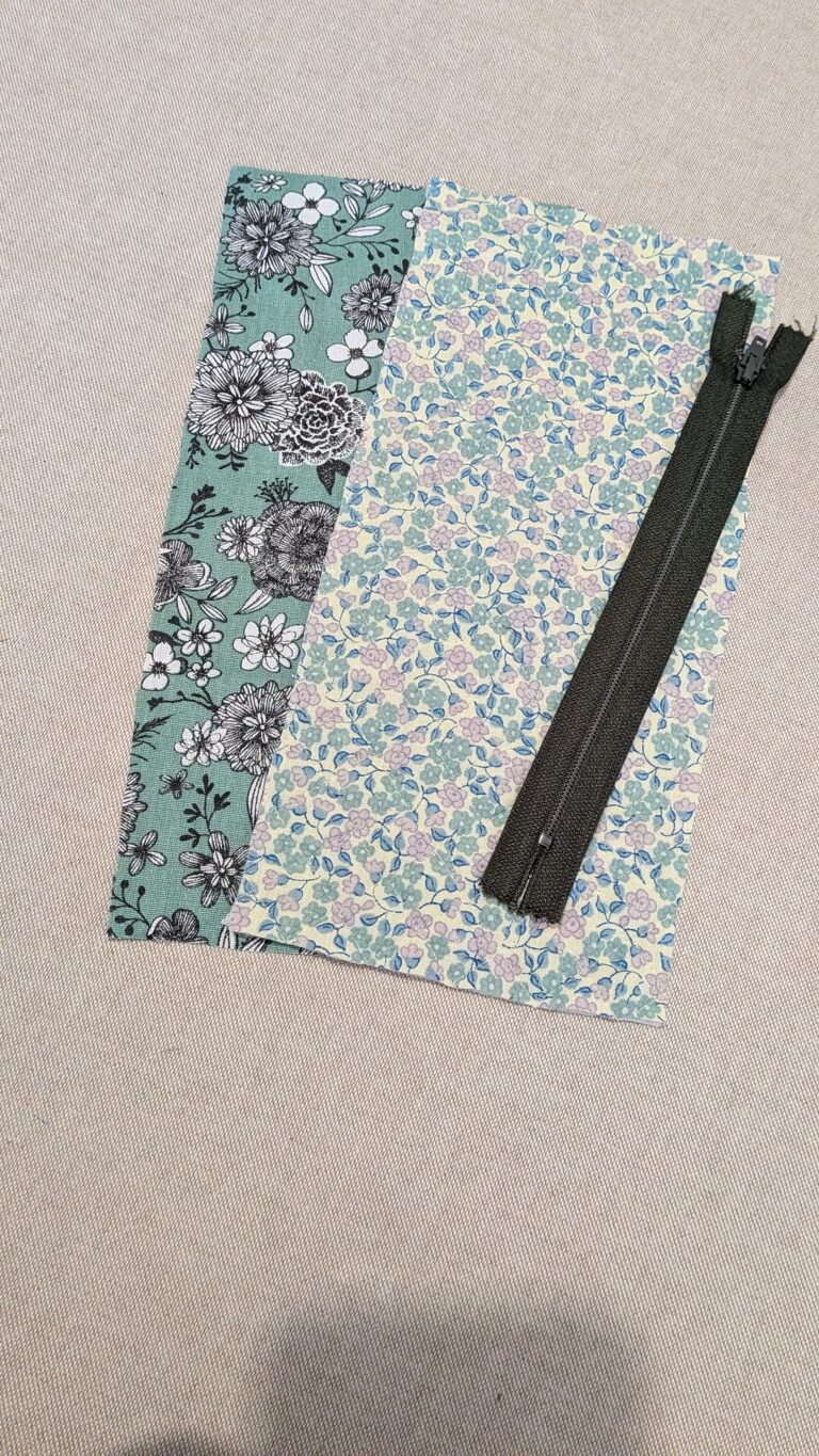 mini porte-monnaie porte-clés zippé fini, tissu matelassé, mousqueton attaché, finition couture anglaise, projet couture débutant, idée cadeau fait main, accessoire pratique, tutoriel blog couture, couture facile et rapide, petit porte-monnaie zippé élégant, saruimagine, tuto couture, diy porte monnaie porte clé, porte clé en tissu, blog couture