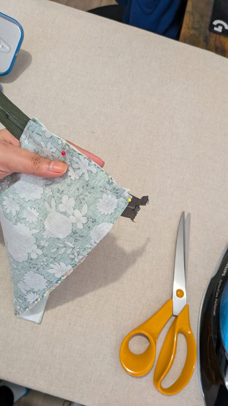 mini porte-monnaie porte-clés zippé fini, tissu matelassé, mousqueton attaché, finition couture anglaise, projet couture débutant, idée cadeau fait main, accessoire pratique, tutoriel blog couture, couture facile et rapide, petit porte-monnaie zippé élégant, saruimagine, tuto couture, diy porte monnaie porte clé, porte clé en tissu, blog couture