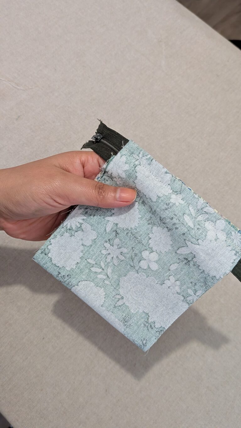 mini porte-monnaie porte-clés zippé fini, tissu matelassé, mousqueton attaché, finition couture anglaise, projet couture débutant, idée cadeau fait main, accessoire pratique, tutoriel blog couture, couture facile et rapide, petit porte-monnaie zippé élégant, saruimagine, tuto couture, diy porte monnaie porte clé, porte clé en tissu, blog couture