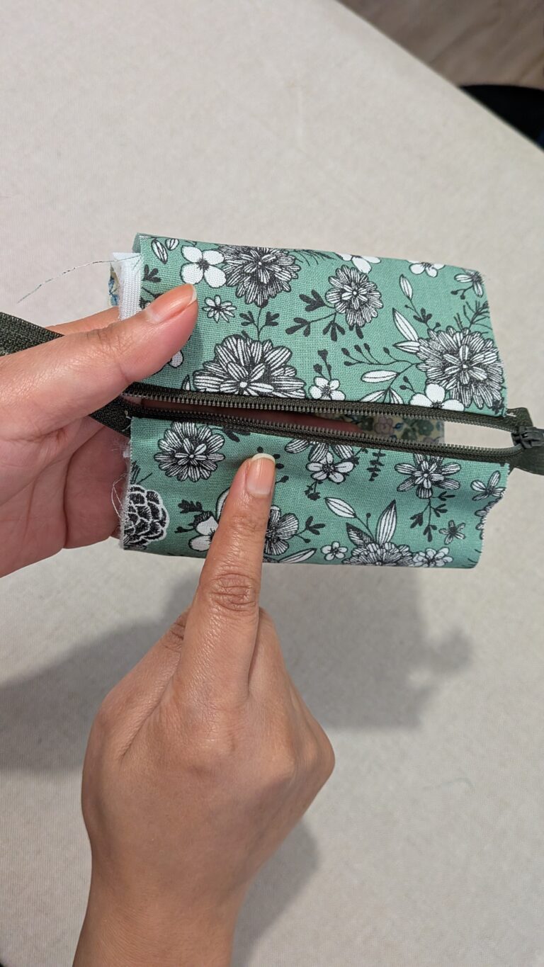 mini porte-monnaie porte-clés zippé fini, tissu matelassé, mousqueton attaché, finition couture anglaise, projet couture débutant, idée cadeau fait main, accessoire pratique, tutoriel blog couture, couture facile et rapide, petit porte-monnaie zippé élégant, saruimagine, tuto couture, diy porte monnaie porte clé, porte clé en tissu, blog couture