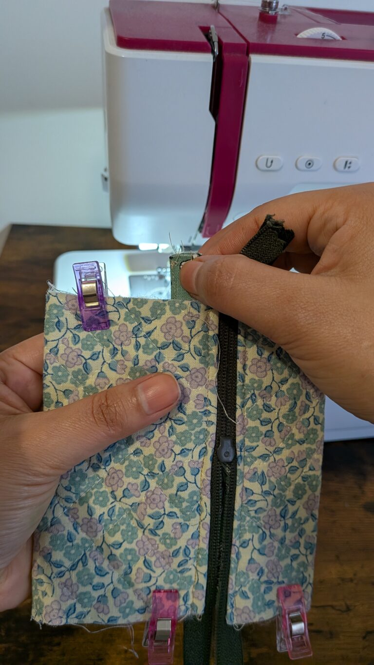 mini porte-monnaie porte-clés zippé fini, tissu matelassé, mousqueton attaché, finition couture anglaise, projet couture débutant, idée cadeau fait main, accessoire pratique, tutoriel blog couture, couture facile et rapide, petit porte-monnaie zippé élégant, saruimagine, tuto couture, diy porte monnaie porte clé, porte clé en tissu, blog couture