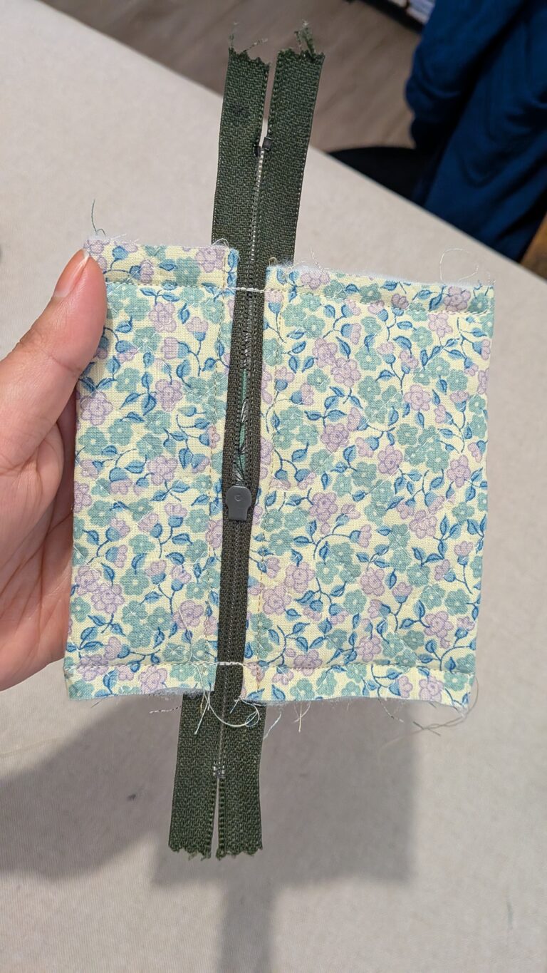 mini porte-monnaie porte-clés zippé fini, tissu matelassé, mousqueton attaché, finition couture anglaise, projet couture débutant, idée cadeau fait main, accessoire pratique, tutoriel blog couture, couture facile et rapide, petit porte-monnaie zippé élégant, saruimagine, tuto couture, diy porte monnaie porte clé, porte clé en tissu, blog couture