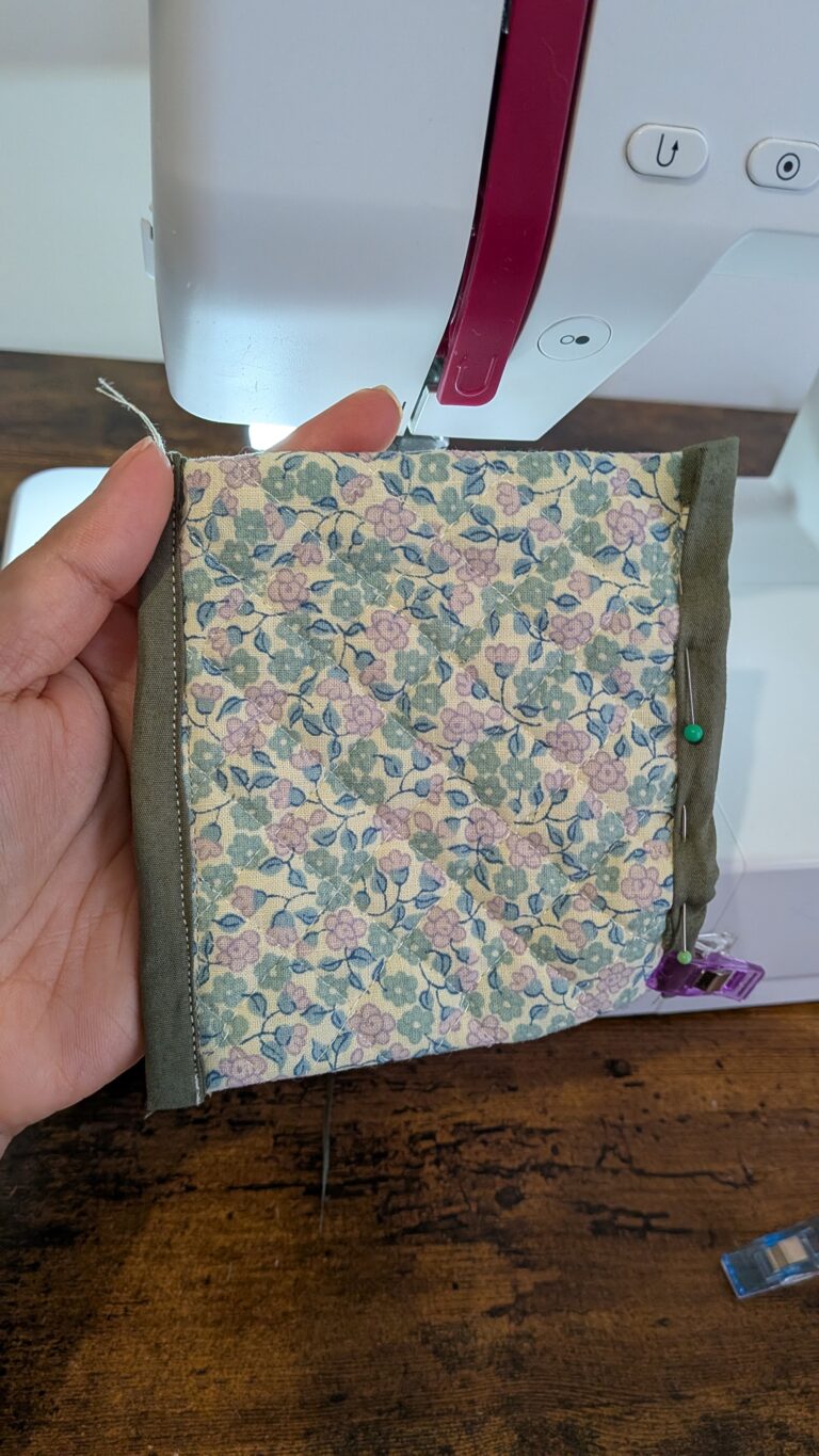 mini porte-monnaie porte-clés zippé fini, tissu matelassé, mousqueton attaché, finition couture anglaise, projet couture débutant, idée cadeau fait main, accessoire pratique, tutoriel blog couture, couture facile et rapide, petit porte-monnaie zippé élégant, saruimagine, tuto couture, diy porte monnaie porte clé, porte clé en tissu, blog couture