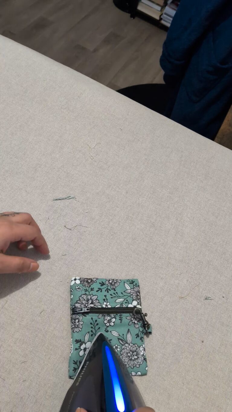 mini porte-monnaie porte-clés zippé fini, tissu matelassé, mousqueton attaché, finition couture anglaise, projet couture débutant, idée cadeau fait main, accessoire pratique, tutoriel blog couture, couture facile et rapide, petit porte-monnaie zippé élégant, saruimagine, tuto couture, diy porte monnaie porte clé, porte clé en tissu, blog couture