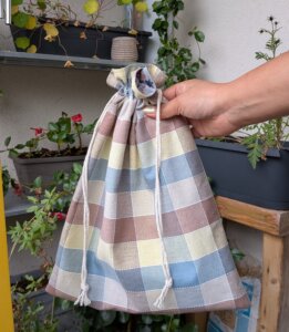 Sac à Coulisse avec Doublure – Pas à Pas, saruimagine, d'y sac à vrac, sac à vrac doublé, sac cadeau, dit sac cadeau, Tissu extérieur et doublure prêts à coudre, couture du bas du sac à coulisse, repassage des côtés pour créer des plis, tracé des lignes de coulisse avec stylo thermosensible, couture des côtés en laissant l’espace pour le cordon, assemblage du tissu extérieur et de la doublure, couture de la bouche du sac en laissant une ouverture, retournement du sac sur l’endroit, surpiqûre des lignes de coulisse pour le cordon, insertion des cordons dans la coulisse, sac à coulisse doublé terminé, utilisation du sac pour rangement ou cadeau, sac en tissu contrasté extérieur et intérieur
