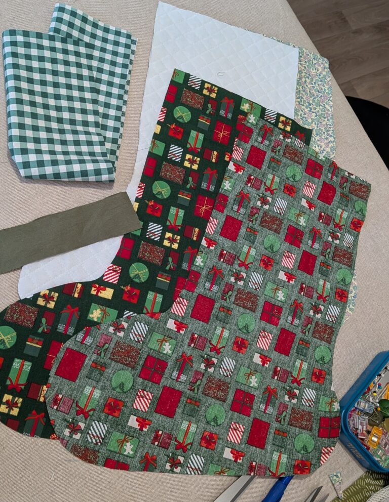 Chaussette de Noël DIY : tutoriel couture complet étape par étape (avec patron fait maison), Chaussette de Noël faite main, couture DIY, tissu coton à motif de Noël, doublure matelassée, décoration festive, revers plié, boucle d’accrochage, saruimagine, blog couture, blog, couture chaussette de Noël, création de Noël, Noël, fin Nöel, tuto, tuto nöel