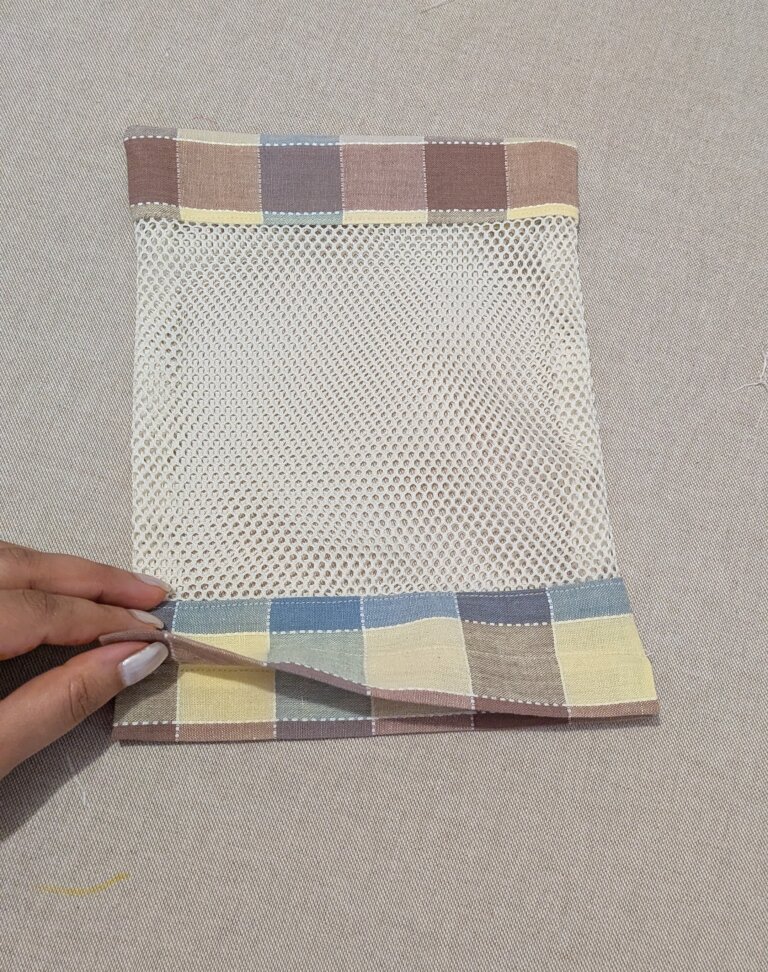 Sac à vrac en filet : le tutoriel débutant parfait pour un sac écologique, pratique et polyvalent, saruimagine, diy Christmas gift, idée cadeau noel, idée cadeau écologique, diy gifts, diy, blog tuto sac à vrac , sac à vrac en filet fait main, tutoriel couture débutant, sac écologique réutilisable, sac pour fruits et légumes, couture coton et filet, projet DIY facile, sac léger et pratique, idée cadeau Noël, zone du cordon renforcée, couture solide, pochette pratique pour courses et voyage