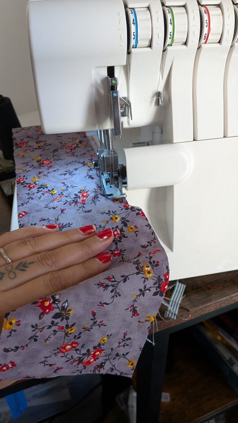 Chouchou à volants : tutoriel couture facile avec deux tissus,chouchou à volants terminé, fait main, tissu bicolore, couture anglaise aux extrémités, tunnel pour élastique, accessoire de coiffure élégant et pratique, diy chouchou, diy tuto facile , couture, saruimagine, blog couture, tuto couture