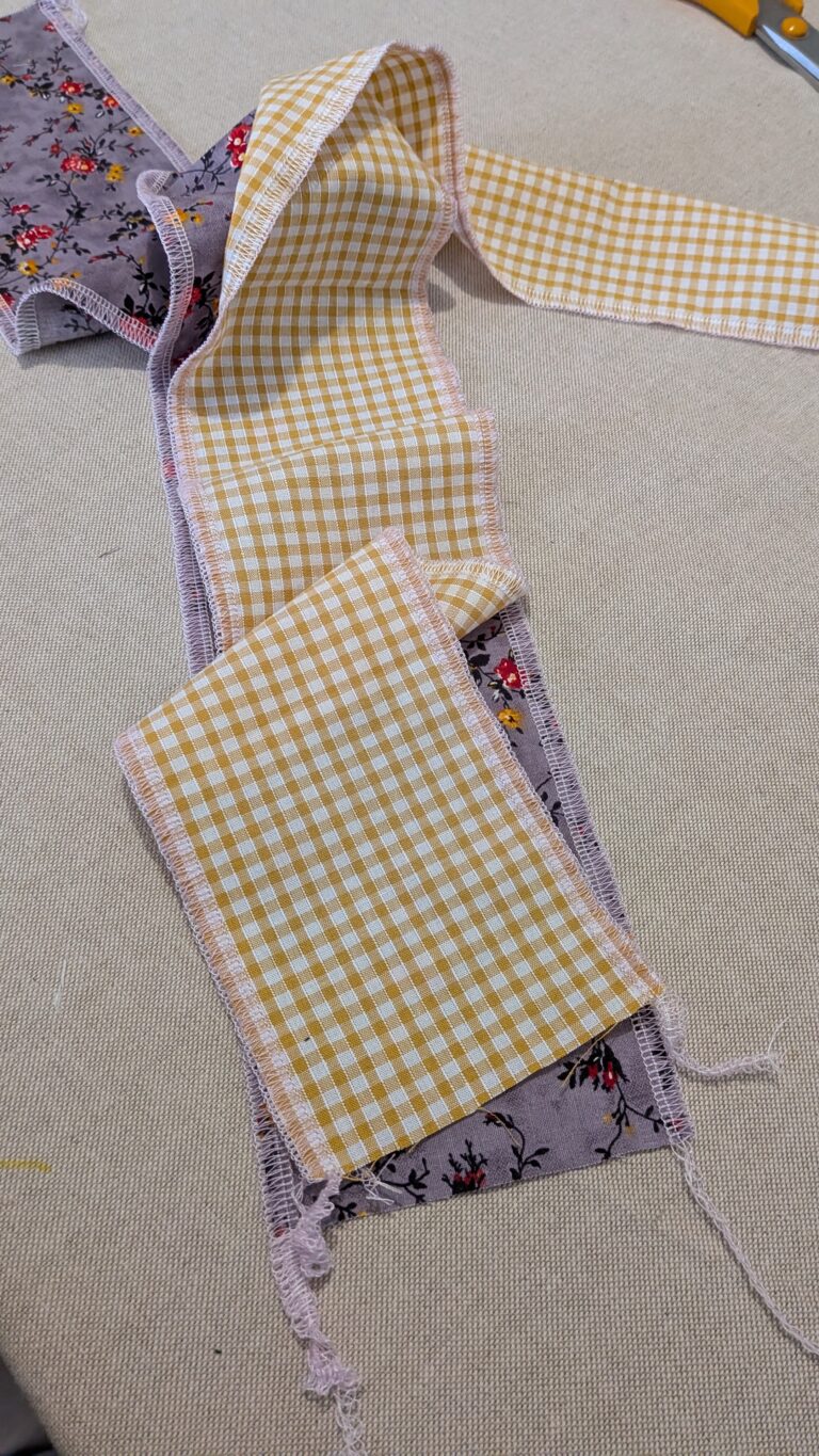 Chouchou à volants : tutoriel couture facile avec deux tissus,chouchou à volants terminé, fait main, tissu bicolore, couture anglaise aux extrémités, tunnel pour élastique, accessoire de coiffure élégant et pratique, diy chouchou, diy tuto facile , couture, saruimagine, blog couture, tuto couture