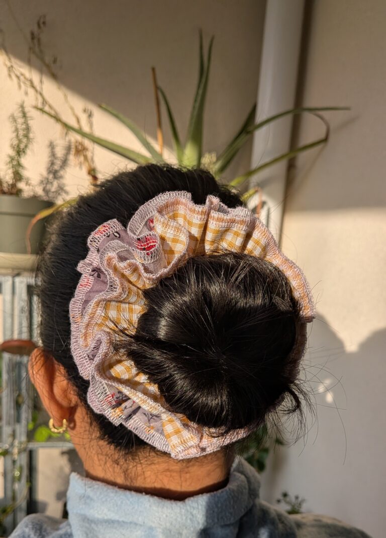 Chouchou à volants : tutoriel couture facile avec deux tissus,chouchou à volants terminé, fait main, tissu bicolore, couture anglaise aux extrémités, tunnel pour élastique, accessoire de coiffure élégant et pratique, diy chouchou, diy tuto facile , couture, saruimagine, blog couture, tuto couture