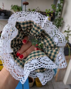 Chouchou à volants avec bordure en dentelle : tutoriel couture,Chouchou à volants avec bordure en dentelle : tutoriel couture, chouchou à volants terminé avec dentelle blanche visible sur les bords, maxi chouchou élégant pour cheveux longs, gros plan sur le tissu et la dentelle, vue du tunnel pour l’élastique cousu, insertion de l’élastique dans le tunnel du chouchou, couture anglaise finale pour des finitions nettes, chouchou porté sur cheveux longs, chouchou bicolore avec dentelle vue de côté, détail des volants et de la dentelle sur tissu plié, ensemble de plusieurs chouchous avec dentelle décorative, diy, saruimagine, blog couture chouchou, scrunchie blog