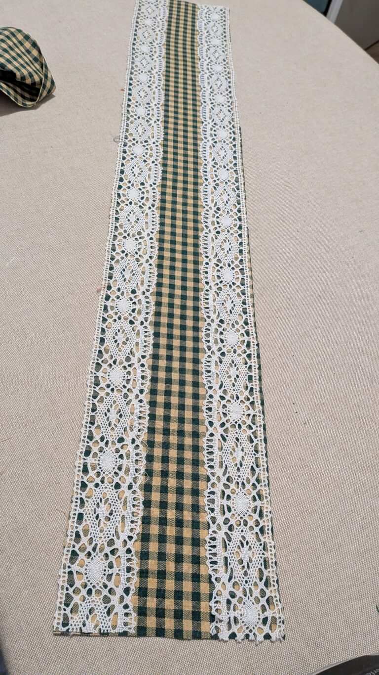 Chouchou à volants avec bordure en dentelle : tutoriel couture,Chouchou à volants avec bordure en dentelle : tutoriel couture, chouchou à volants terminé avec dentelle blanche visible sur les bords, maxi chouchou élégant pour cheveux longs, gros plan sur le tissu et la dentelle, vue du tunnel pour l’élastique cousu, insertion de l’élastique dans le tunnel du chouchou, couture anglaise finale pour des finitions nettes, chouchou porté sur cheveux longs, chouchou bicolore avec dentelle vue de côté, détail des volants et de la dentelle sur tissu plié, ensemble de plusieurs chouchous avec dentelle décorative, diy, saruimagine, blog couture chouchou, scrunchie blog