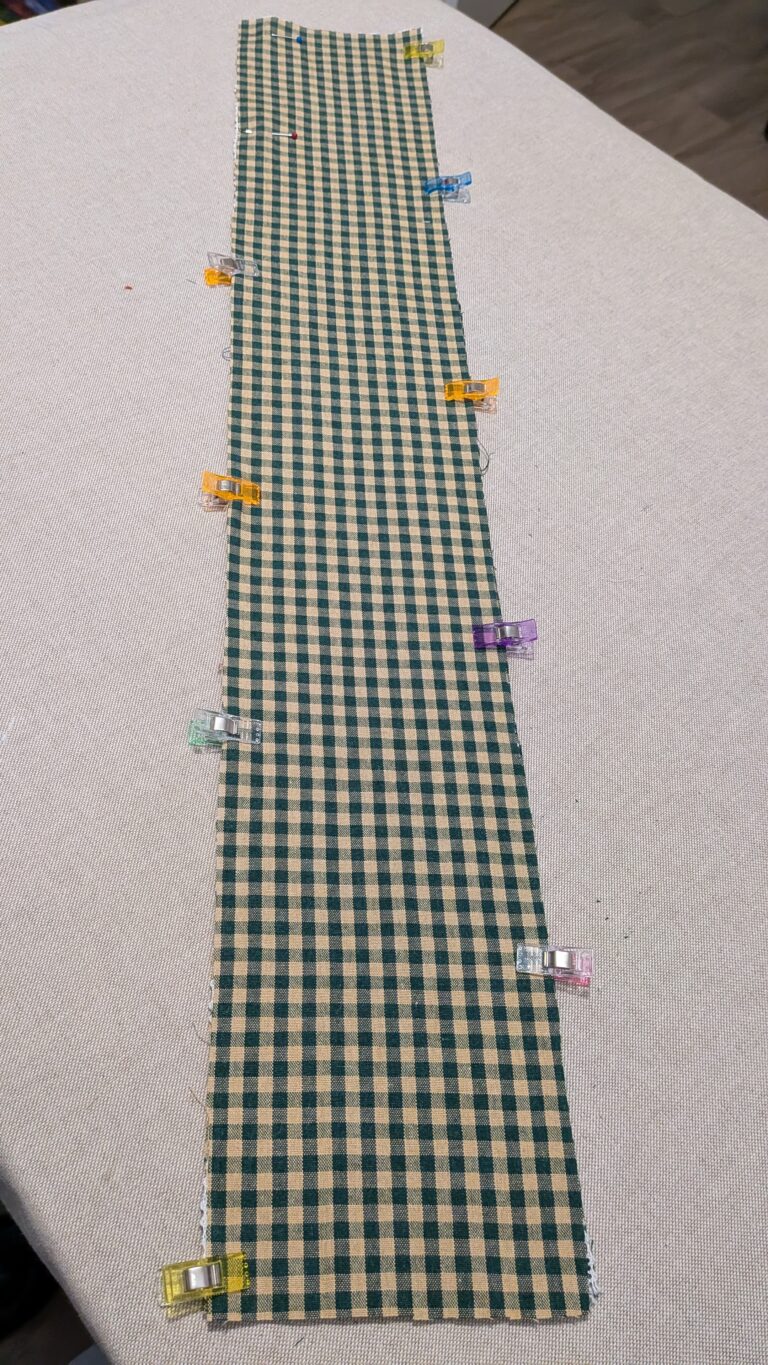 Chouchou à volants avec bordure en dentelle : tutoriel couture,Chouchou à volants avec bordure en dentelle : tutoriel couture, chouchou à volants terminé avec dentelle blanche visible sur les bords, maxi chouchou élégant pour cheveux longs, gros plan sur le tissu et la dentelle, vue du tunnel pour l’élastique cousu, insertion de l’élastique dans le tunnel du chouchou, couture anglaise finale pour des finitions nettes, chouchou porté sur cheveux longs, chouchou bicolore avec dentelle vue de côté, détail des volants et de la dentelle sur tissu plié, ensemble de plusieurs chouchous avec dentelle décorative, diy, saruimagine, blog couture chouchou, scrunchie blog