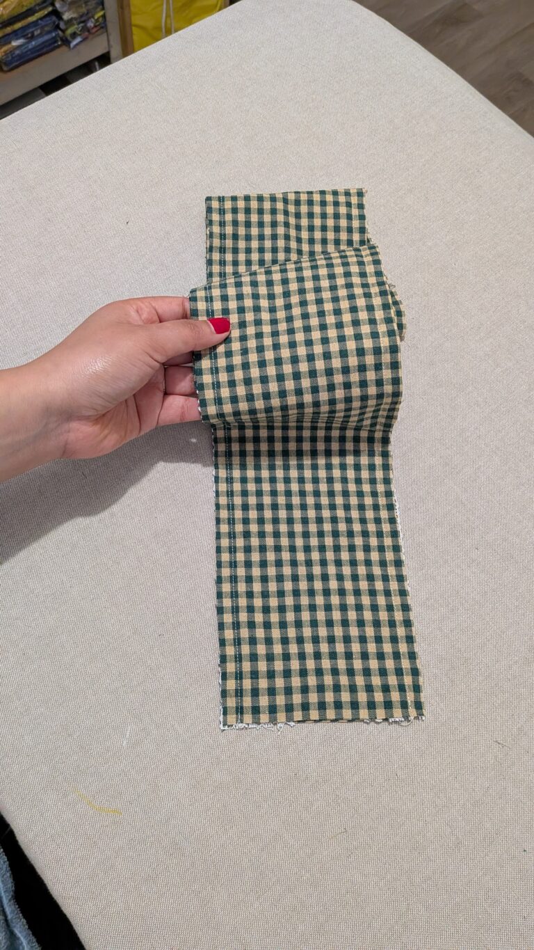 Chouchou à volants avec bordure en dentelle : tutoriel couture,Chouchou à volants avec bordure en dentelle : tutoriel couture, chouchou à volants terminé avec dentelle blanche visible sur les bords, maxi chouchou élégant pour cheveux longs, gros plan sur le tissu et la dentelle, vue du tunnel pour l’élastique cousu, insertion de l’élastique dans le tunnel du chouchou, couture anglaise finale pour des finitions nettes, chouchou porté sur cheveux longs, chouchou bicolore avec dentelle vue de côté, détail des volants et de la dentelle sur tissu plié, ensemble de plusieurs chouchous avec dentelle décorative, diy, saruimagine, blog couture chouchou, scrunchie blog