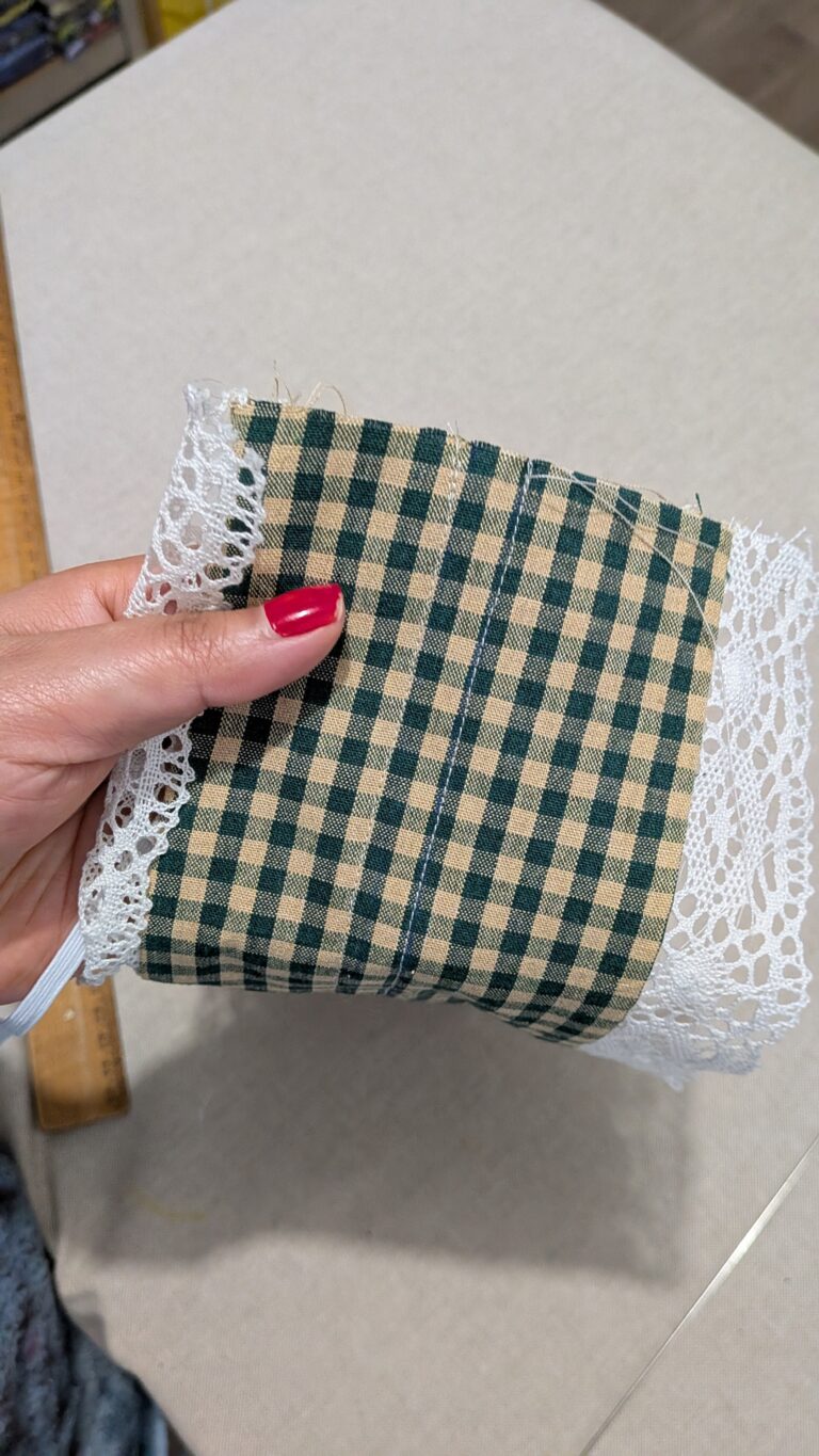 Chouchou à volants avec bordure en dentelle : tutoriel couture, chouchou à volants terminé avec dentelle blanche visible sur les bords, maxi chouchou élégant pour cheveux longs, gros plan sur le tissu et la dentelle, vue du tunnel pour l’élastique cousu, insertion de l’élastique dans le tunnel du chouchou, couture anglaise finale pour des finitions nettes, chouchou porté sur cheveux longs, chouchou bicolore avec dentelle vue de côté, détail des volants et de la dentelle sur tissu plié, ensemble de plusieurs chouchous avec dentelle décorative, diy, saruimagine, blog couture chouchou, scrunchie blog