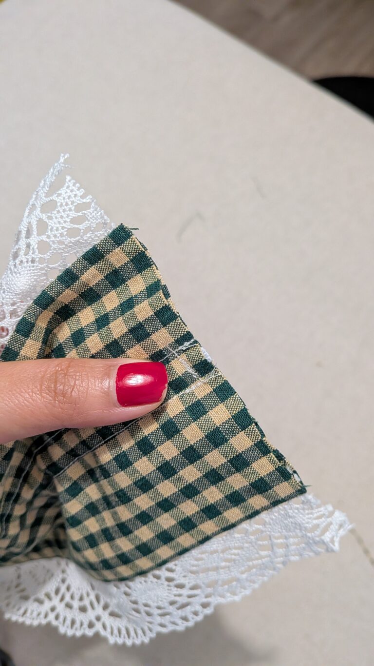 Chouchou à volants avec bordure en dentelle : tutoriel couture, chouchou à volants terminé avec dentelle blanche visible sur les bords, maxi chouchou élégant pour cheveux longs, gros plan sur le tissu et la dentelle, vue du tunnel pour l’élastique cousu, insertion de l’élastique dans le tunnel du chouchou, couture anglaise finale pour des finitions nettes, chouchou porté sur cheveux longs, chouchou bicolore avec dentelle vue de côté, détail des volants et de la dentelle sur tissu plié, ensemble de plusieurs chouchous avec dentelle décorative, diy, saruimagine, blog couture chouchou, scrunchie blog