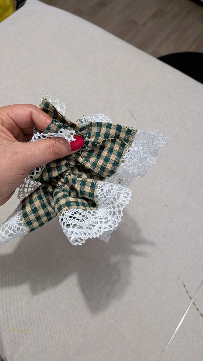 Chouchou à volants avec bordure en dentelle : tutoriel couture, chouchou à volants terminé avec dentelle blanche visible sur les bords, maxi chouchou élégant pour cheveux longs, gros plan sur le tissu et la dentelle, vue du tunnel pour l’élastique cousu, insertion de l’élastique dans le tunnel du chouchou, couture anglaise finale pour des finitions nettes, chouchou porté sur cheveux longs, chouchou bicolore avec dentelle vue de côté, détail des volants et de la dentelle sur tissu plié, ensemble de plusieurs chouchous avec dentelle décorative, diy, saruimagine, blog couture chouchou, scrunchie blog