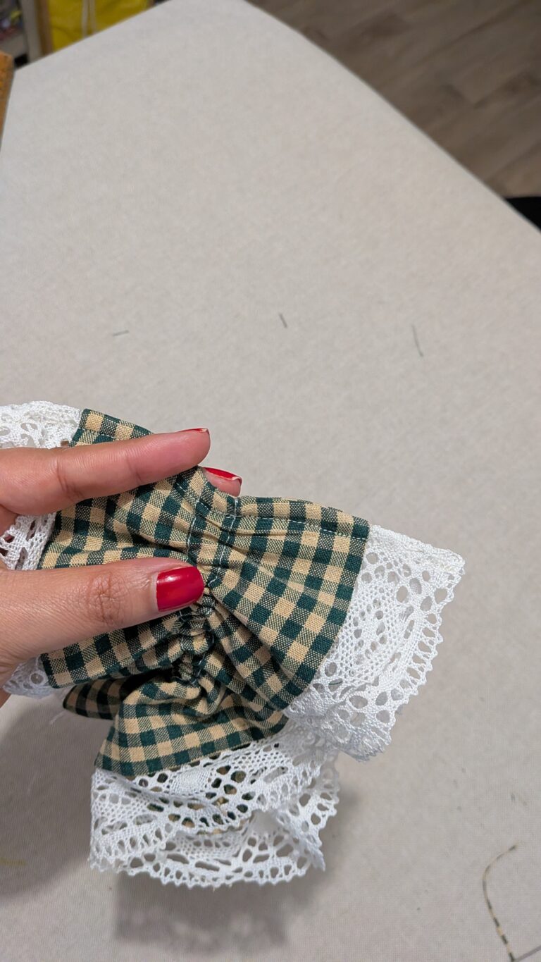 Chouchou à volants avec bordure en dentelle : tutoriel couture, chouchou à volants terminé avec dentelle blanche visible sur les bords, maxi chouchou élégant pour cheveux longs, gros plan sur le tissu et la dentelle, vue du tunnel pour l’élastique cousu, insertion de l’élastique dans le tunnel du chouchou, couture anglaise finale pour des finitions nettes, chouchou porté sur cheveux longs, chouchou bicolore avec dentelle vue de côté, détail des volants et de la dentelle sur tissu plié, ensemble de plusieurs chouchous avec dentelle décorative, diy, saruimagine, blog couture chouchou, scrunchie blog