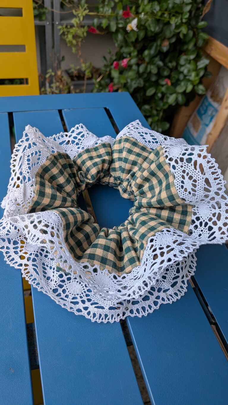 Chouchou à volants avec bordure en dentelle : tutoriel couture, chouchou à volants terminé avec dentelle blanche visible sur les bords, maxi chouchou élégant pour cheveux longs, gros plan sur le tissu et la dentelle, vue du tunnel pour l’élastique cousu, insertion de l’élastique dans le tunnel du chouchou, couture anglaise finale pour des finitions nettes, chouchou porté sur cheveux longs, chouchou bicolore avec dentelle vue de côté, détail des volants et de la dentelle sur tissu plié, ensemble de plusieurs chouchous avec dentelle décorative, diy, saruimagine, blog couture chouchou, scrunchie blog