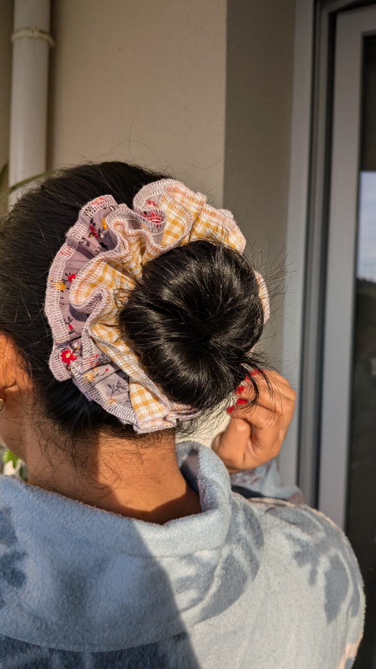 Chouchou à volants : tutoriel couture facile avec deux tissus,chouchou à volants terminé, fait main, tissu bicolore, couture anglaise aux extrémités, tunnel pour élastique, accessoire de coiffure élégant et pratique, diy chouchou, diy tuto facile , couture, saruimagine, blog couture, tuto couture