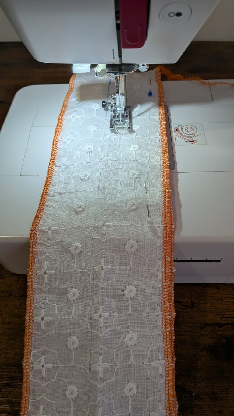 Chouchou à volants : tutoriel couture facile avec deux tissus,chouchou à volants terminé, fait main, tissu bicolore, couture anglaise aux extrémités, tunnel pour élastique, accessoire de coiffure élégant et pratique, diy chouchou, diy tuto facile , couture, saruimagine, blog couture, tuto couture