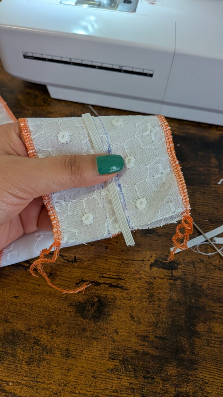Chouchou à volants : tutoriel couture facile avec deux tissus,chouchou à volants terminé, fait main, tissu bicolore, couture anglaise aux extrémités, tunnel pour élastique, accessoire de coiffure élégant et pratique, diy chouchou, diy tuto facile , couture, saruimagine, blog couture, tuto couture