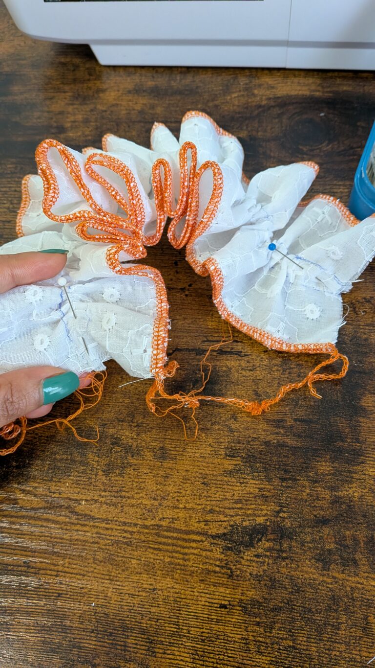 Chouchou à volants : tutoriel couture facile avec deux tissus,chouchou à volants terminé, fait main, tissu bicolore, couture anglaise aux extrémités, tunnel pour élastique, accessoire de coiffure élégant et pratique, diy chouchou, diy tuto facile , couture, saruimagine, blog couture, tuto couture