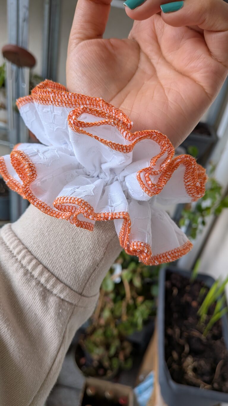 Chouchou à volants : tutoriel couture facile avec deux tissus,chouchou à volants terminé, fait main, tissu bicolore, couture anglaise aux extrémités, tunnel pour élastique, accessoire de coiffure élégant et pratique, diy chouchou, diy tuto facile , couture, saruimagine, blog couture, tuto couture