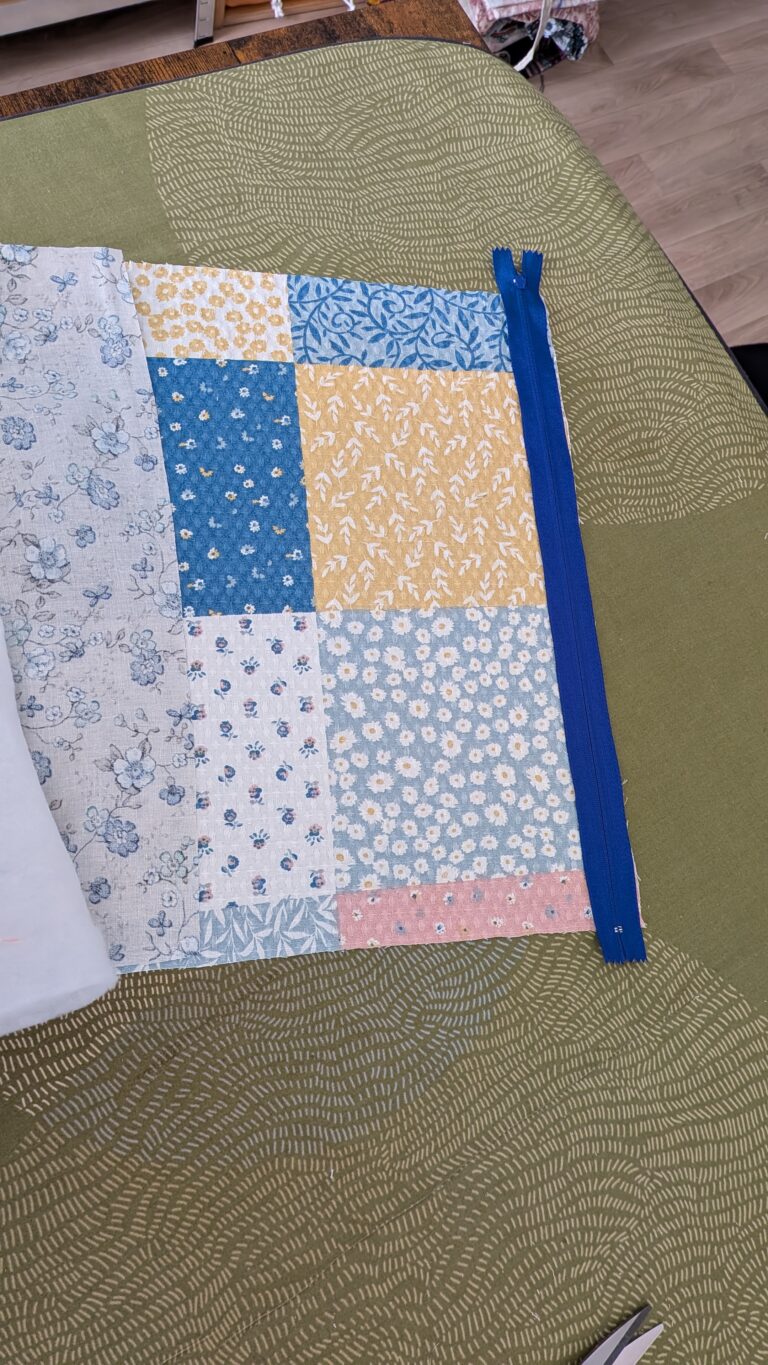 Trousse de toilette matelassée – pas à pas, trousse de toilette matelassée cousue main, tissu nid d’abeille extérieur, fermeture éclair 40 cm, forme box, projet couture DIY, saruimagine