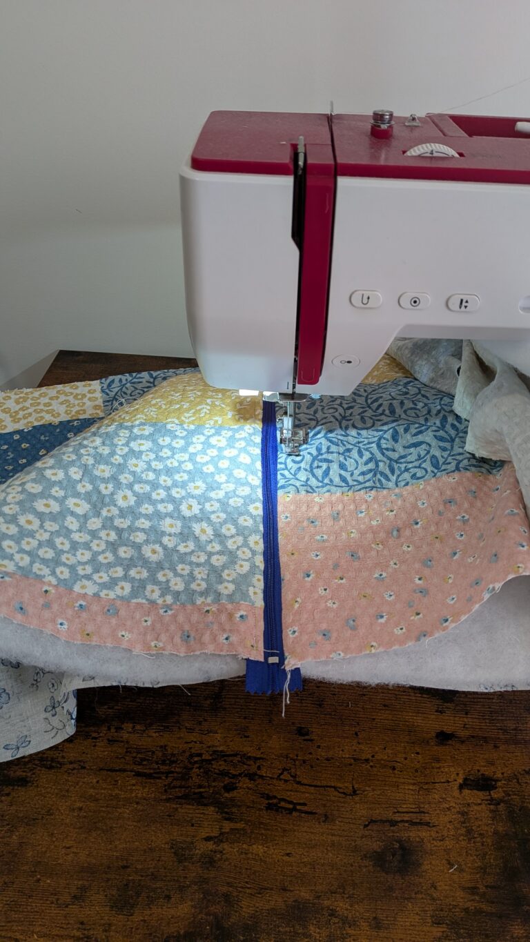 Trousse de toilette matelassée – pas à pas, trousse de toilette matelassée cousue main, tissu nid d’abeille extérieur, fermeture éclair 40 cm, forme box, projet couture DIY, saruimagine