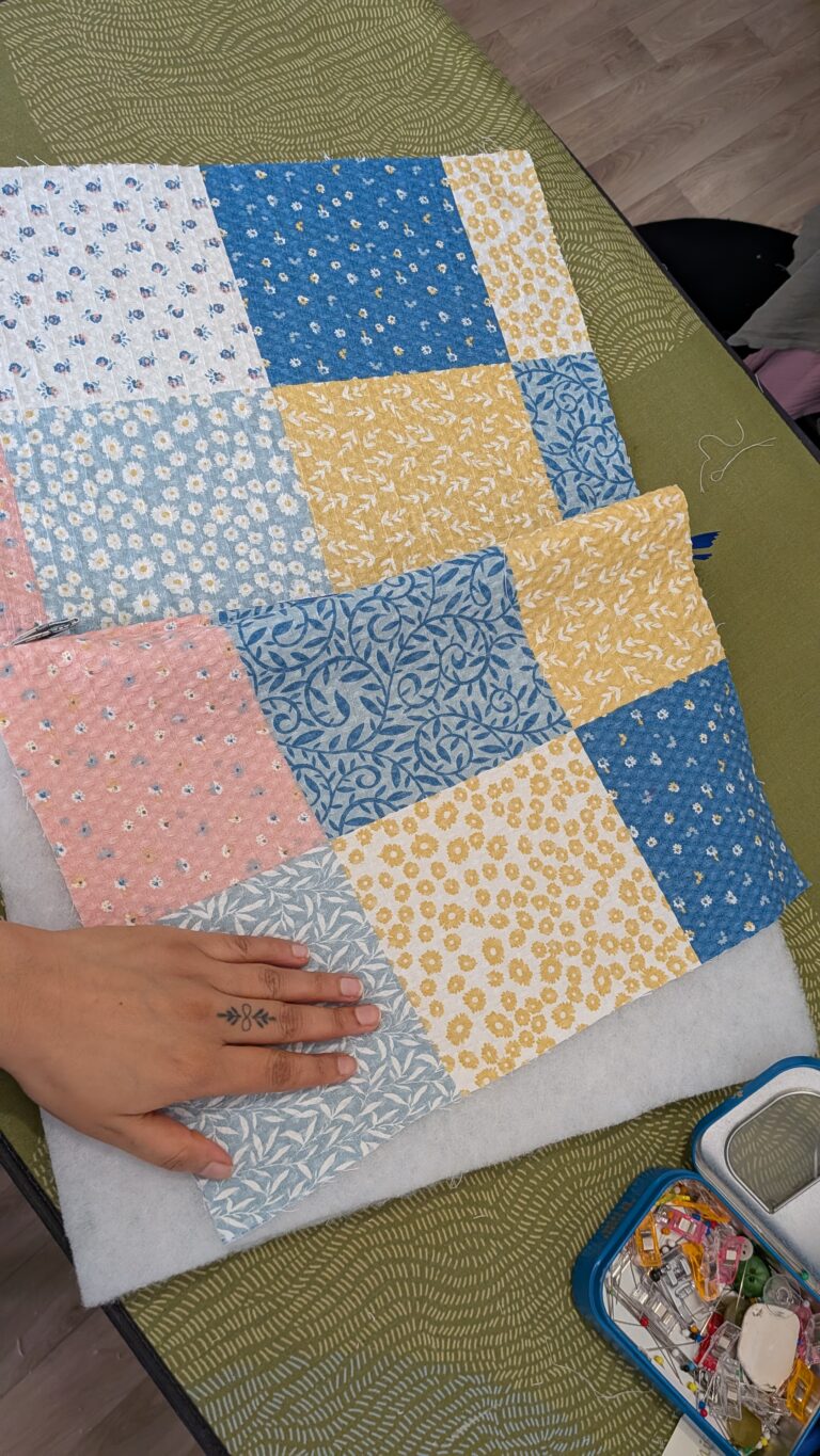 Trousse de toilette matelassée – pas à pas, trousse de toilette matelassée cousue main, tissu nid d’abeille extérieur, fermeture éclair 40 cm, forme box, projet couture DIY, saruimagine