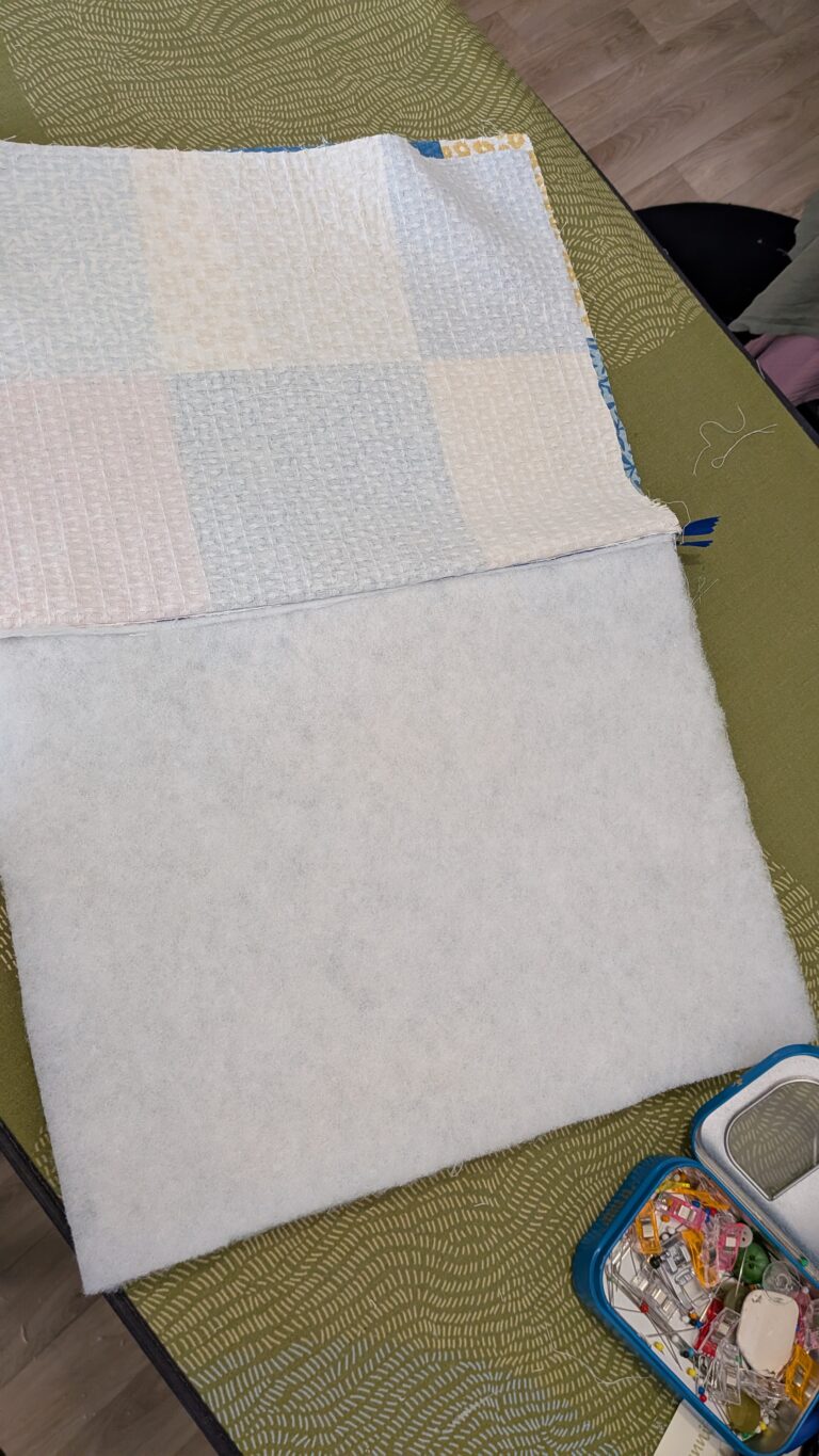 Trousse de toilette matelassée – pas à pas, trousse de toilette matelassée cousue main, tissu nid d’abeille extérieur, fermeture éclair 40 cm, forme box, projet couture DIY, saruimagine