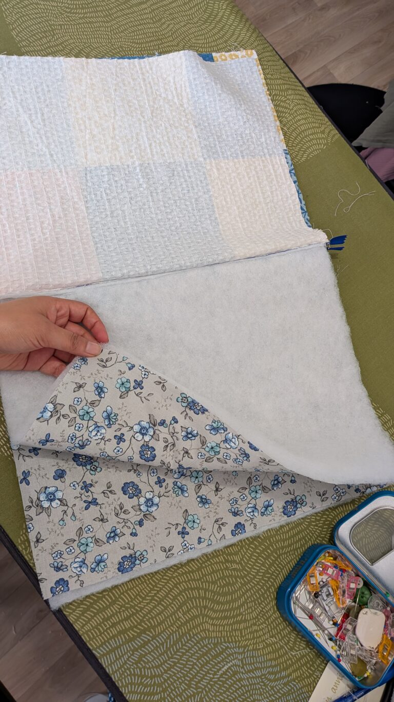 Trousse de toilette matelassée – pas à pas, trousse de toilette matelassée cousue main, tissu nid d’abeille extérieur, fermeture éclair 40 cm, forme box, projet couture DIY, saruimagine