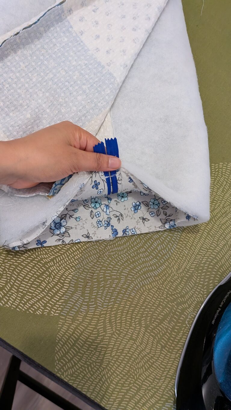 Trousse de toilette matelassée – pas à pas, trousse de toilette matelassée cousue main, tissu nid d’abeille extérieur, fermeture éclair 40 cm, forme box, projet couture DIY, saruimagine