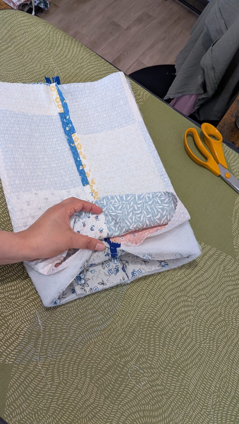 Trousse de toilette matelassée – pas à pas, trousse de toilette matelassée cousue main, tissu nid d’abeille extérieur, fermeture éclair 40 cm, forme box, projet couture DIY, saruimagine