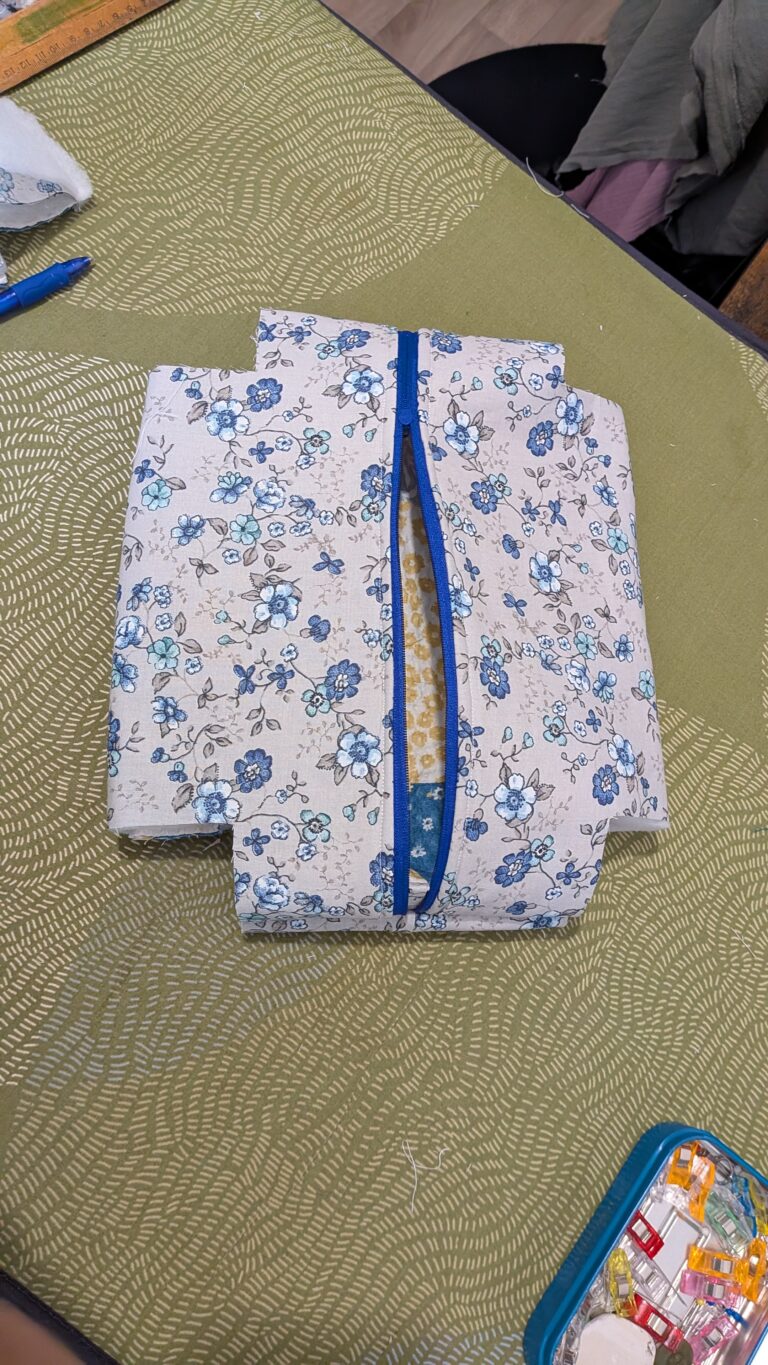 Trousse de toilette matelassée – pas à pas, trousse de toilette matelassée cousue main, tissu nid d’abeille extérieur, fermeture éclair 40 cm, forme box, projet couture DIY, saruimagine