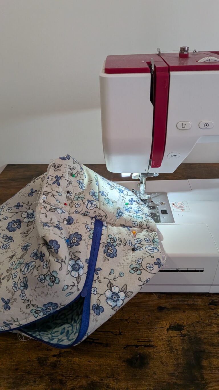 Trousse de toilette matelassée – pas à pas, trousse de toilette matelassée cousue main, tissu nid d’abeille extérieur, fermeture éclair 40 cm, forme box, projet couture DIY, saruimagine